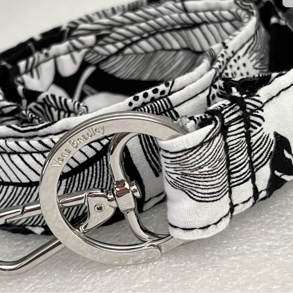 BNWT VERA BRADLEY WIDE LANYARD BEDFORD BLOOMS BLACK & WHITE PRINT HOLDER - Picture 3 of 6